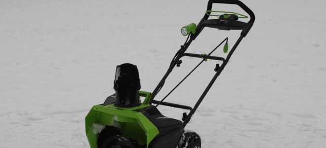 Почему нужно очищать газон от снега?